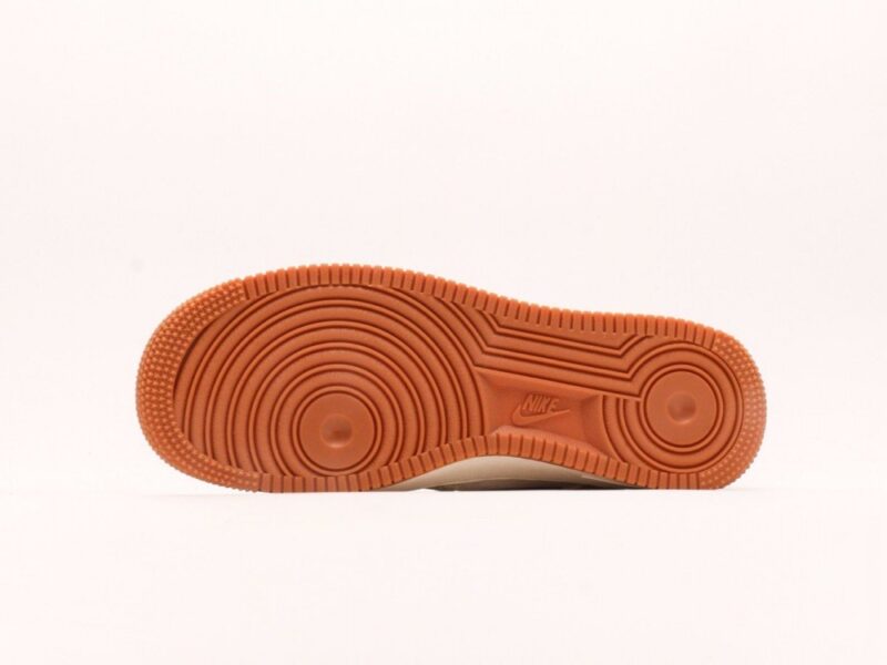 【AT2766】Nike Air Force 1´07 Low 空軍1号ローカットモデルは、ソフトでしなやかなクッショニング性能と優れたミッドソールデザインが特徴です。