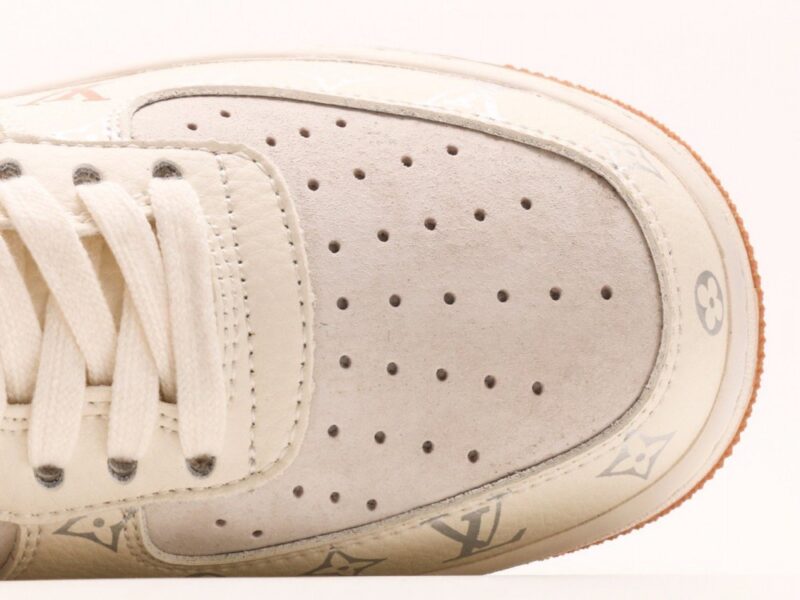 【AT2766】Nike Air Force 1´07 Low 空軍1号ローカットモデルは、ソフトでしなやかなクッショニング性能と優れたミッドソールデザインが特徴です。
