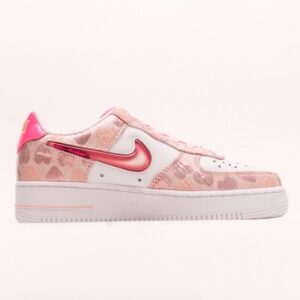 【AT2768】NIKE WMNS AIR FORCE 1'07 LX エアフォース1'07 LXは、ローカットでおしゃれでカジュアルなスポーツシューズです。