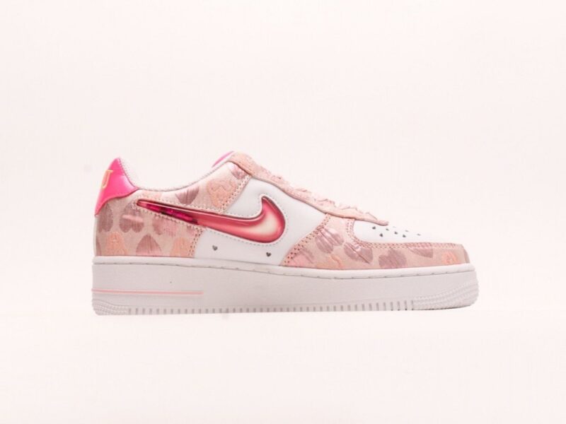 【AT2768】NIKE WMNS AIR FORCE 1'07 LX エアフォース1'07 LXは、ローカットでおしゃれでカジュアルなスポーツシューズです。
