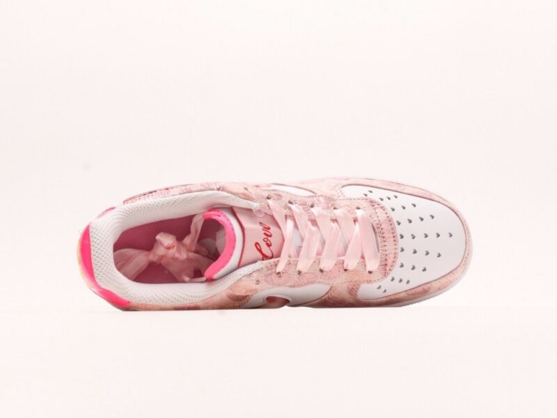 【AT2768】NIKE WMNS AIR FORCE 1'07 LX エアフォース1'07 LXは、ローカットでおしゃれでカジュアルなスポーツシューズです。