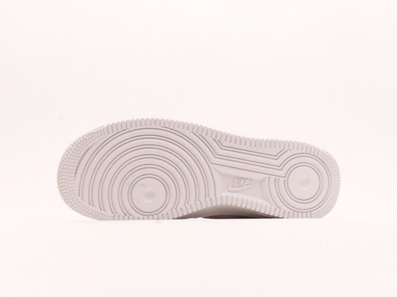 【AT2768】NIKE WMNS AIR FORCE 1'07 LX エアフォース1'07 LXは、ローカットでおしゃれでカジュアルなスポーツシューズです。