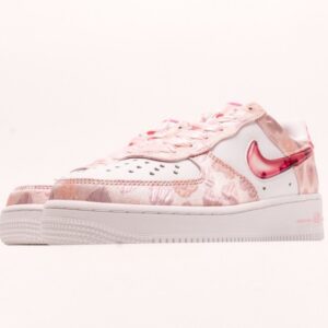 【AT2768】NIKE WMNS AIR FORCE 1'07 LX エアフォース1'07 LXは、ローカットでおしゃれでカジュアルなスポーツシューズです。