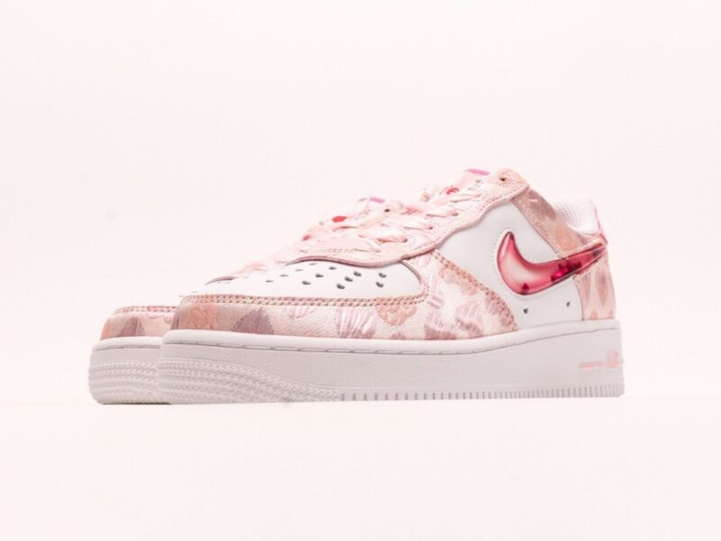 【AT2768】NIKE WMNS AIR FORCE 1'07 LX エアフォース1'07 LXは、ローカットでおしゃれでカジュアルなスポーツシューズです。