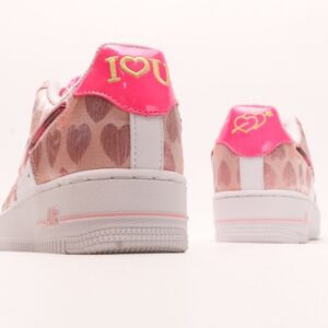 【AT2768】NIKE WMNS AIR FORCE 1'07 LX エアフォース1'07 LXは、ローカットでおしゃれでカジュアルなスポーツシューズです。
