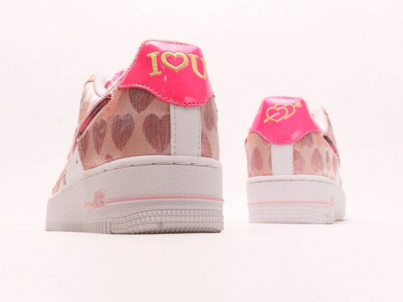 【AT2768】NIKE WMNS AIR FORCE 1'07 LX エアフォース1'07 LXは、ローカットでおしゃれでカジュアルなスポーツシューズです。