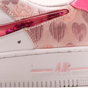 【AT2768】NIKE WMNS AIR FORCE 1'07 LX エアフォース1'07 LXは、ローカットでおしゃれでカジュアルなスポーツシューズです。