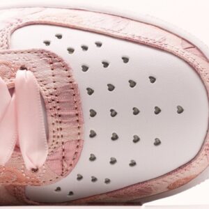 【AT2768】NIKE WMNS AIR FORCE 1'07 LX エアフォース1'07 LXは、ローカットでおしゃれでカジュアルなスポーツシューズです。