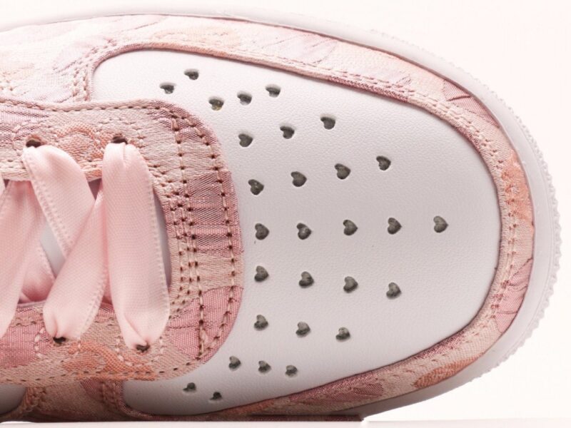 【AT2768】NIKE WMNS AIR FORCE 1'07 LX エアフォース1'07 LXは、ローカットでおしゃれでカジュアルなスポーツシューズです。