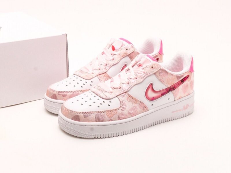 【AT2768】NIKE WMNS AIR FORCE 1'07 LX エアフォース1'07 LXは、ローカットでおしゃれでカジュアルなスポーツシューズです。