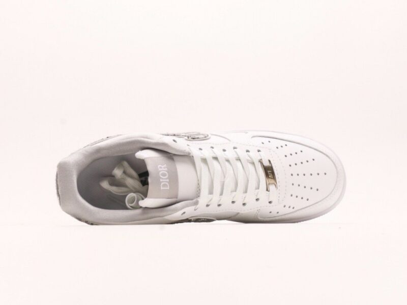 【AT2774】Dior x NikeのNike Air Force 1 Lowは、万能でカジュアルなスポーツシューズです。