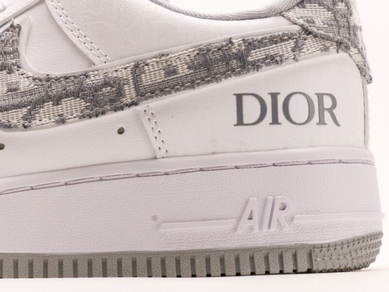 【AT2774】Dior x NikeのNike Air Force 1 Lowは、万能でカジュアルなスポーツシューズです。