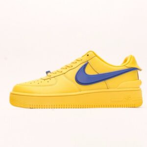 【AT2780】Ambush x Nk Air Force 1'07 Low アンブッシュ x Nk エアフォース1‘07 ロー SPは、シグネチャーのスウッシュをかかげ、ヒールに延びる ツネとインソールにアンブッシュブランドのロゴをあしらった、全体的にシンプルで大胆なデザインの一足です。