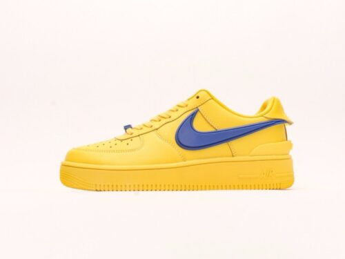 【AT2780】Ambush x Nk Air Force 1'07 Low アンブッシュ x Nk エアフォース1‘07 ロー SPは、シグネチャーのスウッシュをかかげ、ヒールに延びる ツネとインソールにアンブッシュブランドのロゴをあしらった、全体的にシンプルで大胆なデザインの一足です。