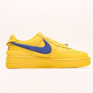 【AT2780】Ambush x Nk Air Force 1'07 Low アンブッシュ x Nk エアフォース1‘07 ロー SPは、シグネチャーのスウッシュをかかげ、ヒールに延びる ツネとインソールにアンブッシュブランドのロゴをあしらった、全体的にシンプルで大胆なデザインの一足です。