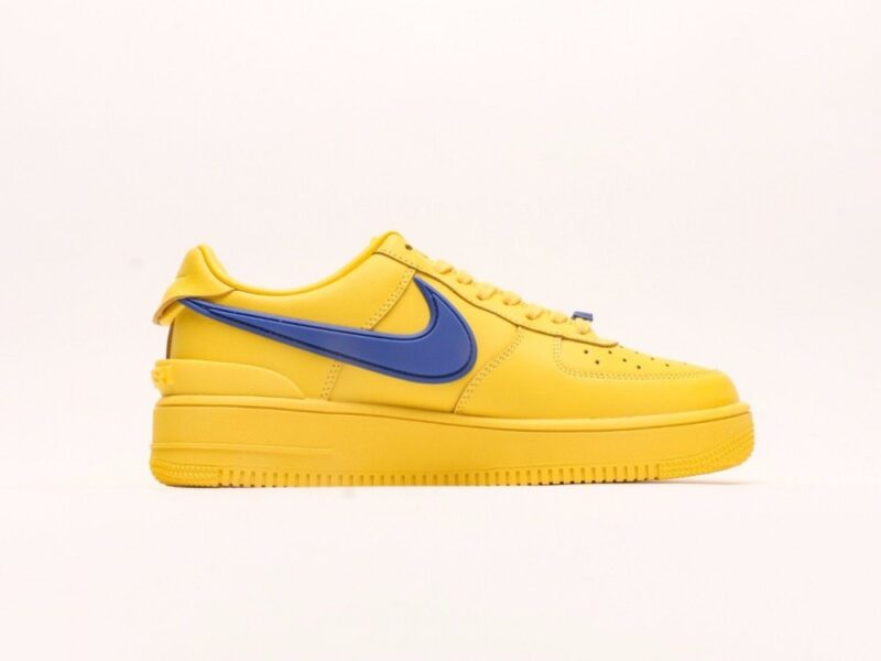 【AT2780】Ambush x Nk Air Force 1'07 Low アンブッシュ x Nk エアフォース1‘07 ロー SPは、シグネチャーのスウッシュをかかげ、ヒールに延びる ツネとインソールにアンブッシュブランドのロゴをあしらった、全体的にシンプルで大胆なデザインの一足です。