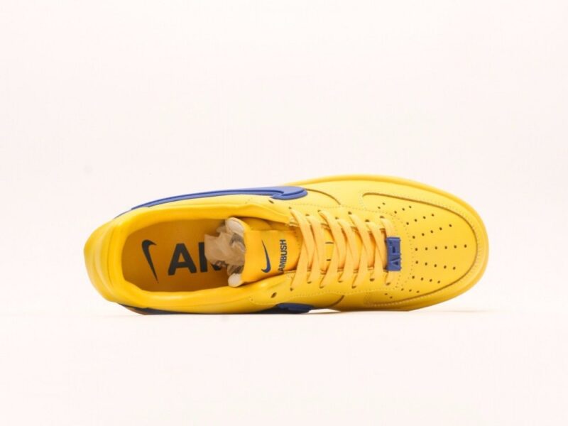 【AT2780】Ambush x Nk Air Force 1'07 Low アンブッシュ x Nk エアフォース1‘07 ロー SPは、シグネチャーのスウッシュをかかげ、ヒールに延びる ツネとインソールにアンブッシュブランドのロゴをあしらった、全体的にシンプルで大胆なデザインの一足です。
