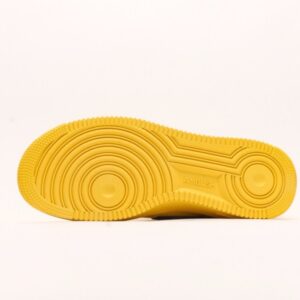【AT2780】Ambush x Nk Air Force 1'07 Low アンブッシュ x Nk エアフォース1‘07 ロー SPは、シグネチャーのスウッシュをかかげ、ヒールに延びる ツネとインソールにアンブッシュブランドのロゴをあしらった、全体的にシンプルで大胆なデザインの一足です。