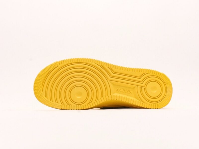 【AT2780】Ambush x Nk Air Force 1'07 Low アンブッシュ x Nk エアフォース1‘07 ロー SPは、シグネチャーのスウッシュをかかげ、ヒールに延びる ツネとインソールにアンブッシュブランドのロゴをあしらった、全体的にシンプルで大胆なデザインの一足です。