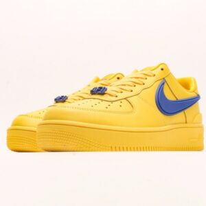 【AT2780】Ambush x Nk Air Force 1'07 Low アンブッシュ x Nk エアフォース1‘07 ロー SPは、シグネチャーのスウッシュをかかげ、ヒールに延びる ツネとインソールにアンブッシュブランドのロゴをあしらった、全体的にシンプルで大胆なデザインの一足です。