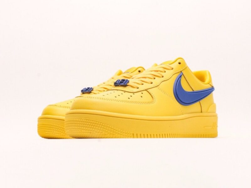 【AT2780】Ambush x Nk Air Force 1'07 Low アンブッシュ x Nk エアフォース1‘07 ロー SPは、シグネチャーのスウッシュをかかげ、ヒールに延びる ツネとインソールにアンブッシュブランドのロゴをあしらった、全体的にシンプルで大胆なデザインの一足です。