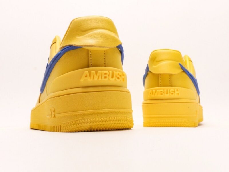 【AT2780】Ambush x Nk Air Force 1'07 Low アンブッシュ x Nk エアフォース1‘07 ロー SPは、シグネチャーのスウッシュをかかげ、ヒールに延びる ツネとインソールにアンブッシュブランドのロゴをあしらった、全体的にシンプルで大胆なデザインの一足です。