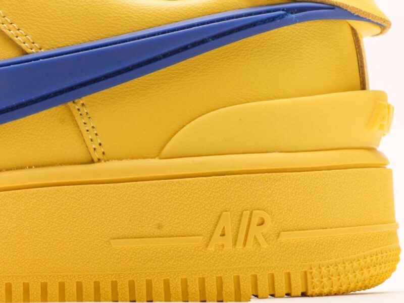 【AT2780】Ambush x Nk Air Force 1'07 Low アンブッシュ x Nk エアフォース1‘07 ロー SPは、シグネチャーのスウッシュをかかげ、ヒールに延びる ツネとインソールにアンブッシュブランドのロゴをあしらった、全体的にシンプルで大胆なデザインの一足です。
