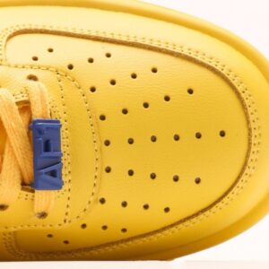 【AT2780】Ambush x Nk Air Force 1'07 Low アンブッシュ x Nk エアフォース1‘07 ロー SPは、シグネチャーのスウッシュをかかげ、ヒールに延びる ツネとインソールにアンブッシュブランドのロゴをあしらった、全体的にシンプルで大胆なデザインの一足です。