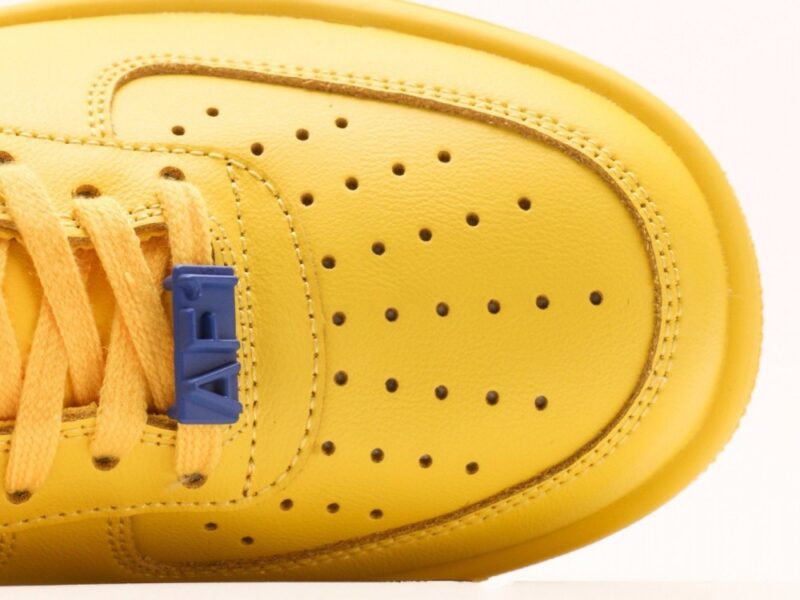 【AT2780】Ambush x Nk Air Force 1'07 Low アンブッシュ x Nk エアフォース1‘07 ロー SPは、シグネチャーのスウッシュをかかげ、ヒールに延びる ツネとインソールにアンブッシュブランドのロゴをあしらった、全体的にシンプルで大胆なデザインの一足です。