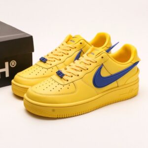 【AT2780】Ambush x Nk Air Force 1'07 Low アンブッシュ x Nk エアフォース1‘07 ロー SPは、シグネチャーのスウッシュをかかげ、ヒールに延びる ツネとインソールにアンブッシュブランドのロゴをあしらった、全体的にシンプルで大胆なデザインの一足です。