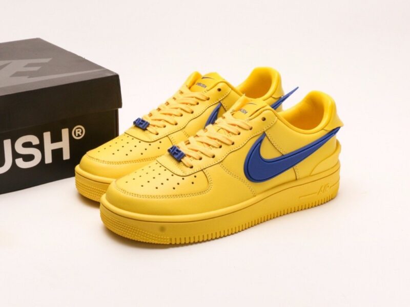【AT2780】Ambush x Nk Air Force 1'07 Low アンブッシュ x Nk エアフォース1‘07 ロー SPは、シグネチャーのスウッシュをかかげ、ヒールに延びる ツネとインソールにアンブッシュブランドのロゴをあしらった、全体的にシンプルで大胆なデザインの一足です。