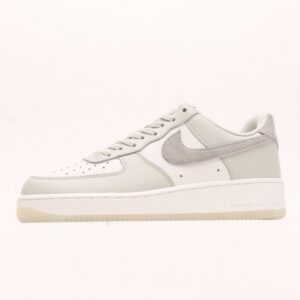 【AT2782】Nike Air Force 1 '07 Lowのエアクッション付きローカットスニーカー。ベーシックかつ厚底で身長を盛り上げるカジュアルスポーツシューズ。