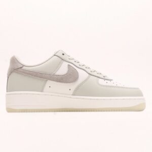 【AT2782】Nike Air Force 1 '07 Lowのエアクッション付きローカットスニーカー。ベーシックかつ厚底で身長を盛り上げるカジュアルスポーツシューズ。