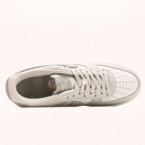【AT2782】Nike Air Force 1 '07 Lowのエアクッション付きローカットスニーカー。ベーシックかつ厚底で身長を盛り上げるカジュアルスポーツシューズ。
