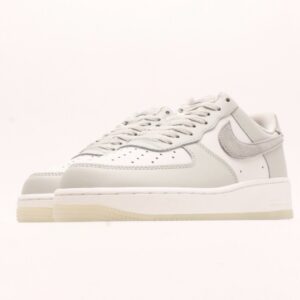 【AT2782】Nike Air Force 1 '07 Lowのエアクッション付きローカットスニーカー。ベーシックかつ厚底で身長を盛り上げるカジュアルスポーツシューズ。
