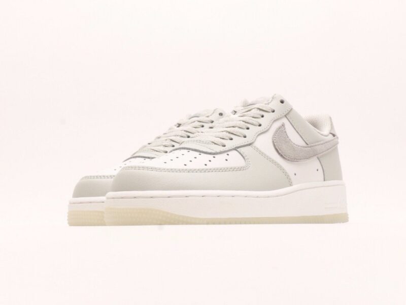 【AT2782】Nike Air Force 1 '07 Lowのエアクッション付きローカットスニーカー。ベーシックかつ厚底で身長を盛り上げるカジュアルスポーツシューズ。