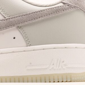 【AT2782】Nike Air Force 1 '07 Lowのエアクッション付きローカットスニーカー。ベーシックかつ厚底で身長を盛り上げるカジュアルスポーツシューズ。