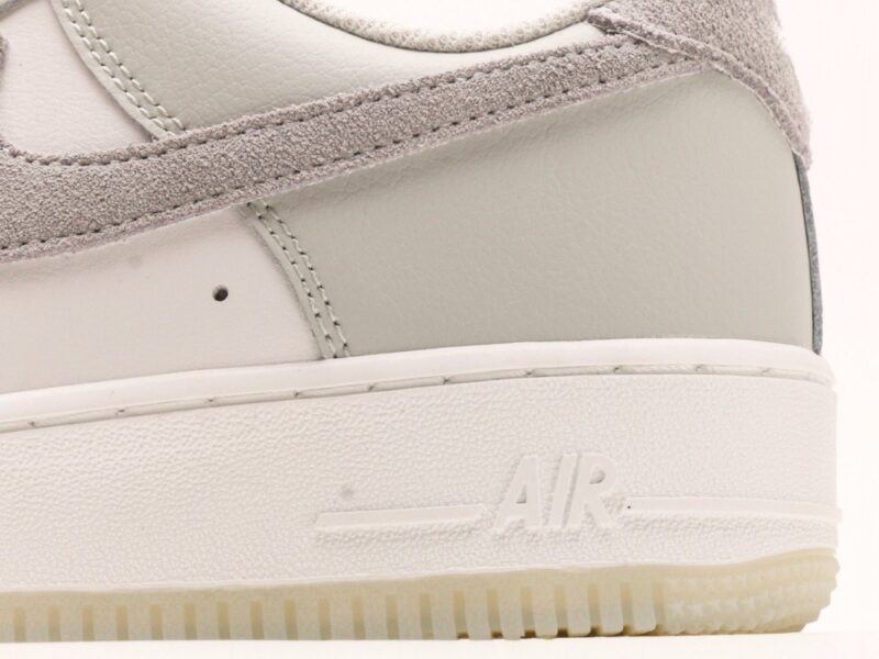 【AT2782】Nike Air Force 1 '07 Lowのエアクッション付きローカットスニーカー。ベーシックかつ厚底で身長を盛り上げるカジュアルスポーツシューズ。