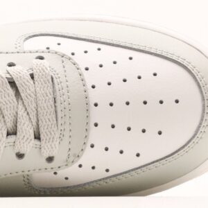 【AT2782】Nike Air Force 1 '07 Lowのエアクッション付きローカットスニーカー。ベーシックかつ厚底で身長を盛り上げるカジュアルスポーツシューズ。