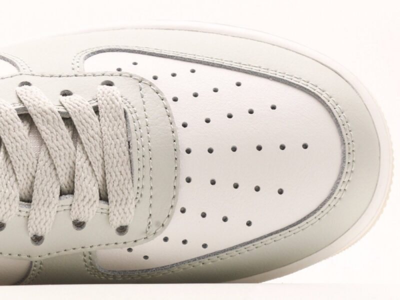 【AT2782】Nike Air Force 1 '07 Lowのエアクッション付きローカットスニーカー。ベーシックかつ厚底で身長を盛り上げるカジュアルスポーツシューズ。