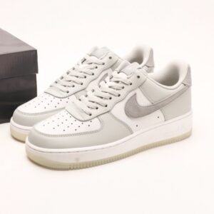 【AT2782】Nike Air Force 1 '07 Lowのエアクッション付きローカットスニーカー。ベーシックかつ厚底で身長を盛り上げるカジュアルスポーツシューズ。