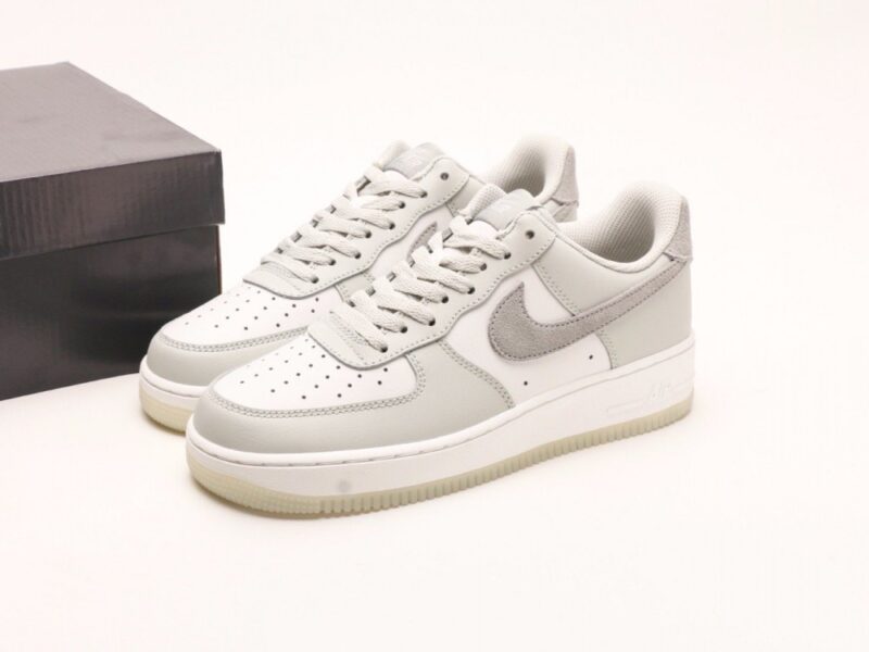 【AT2782】Nike Air Force 1 '07 Lowのエアクッション付きローカットスニーカー。ベーシックかつ厚底で身長を盛り上げるカジュアルスポーツシューズ。