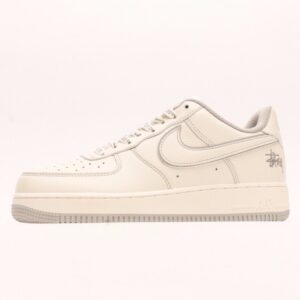 【AT2786】Stussy x Nike Nike Air Force 1 Low ステューシー x ナイキのNike Air Force 1 Lowは、柔らかく、弾力に富んだクッショニングと優れたミッドソールデザインを備えた、カジュアルでスポーティーなローカットスニーカーです。レトロとモダンが融合した外観は、30年以上にわたって世界中で人気を博しています。