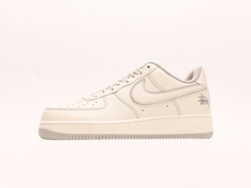 【AT2786】Stussy x Nike Nike Air Force 1 Low ステューシー x ナイキのNike Air Force 1 Lowは、柔らかく、弾力に富んだクッショニングと優れたミッドソールデザインを備えた、カジュアルでスポーティーなローカットスニーカーです。レトロとモダンが融合した外観は、30年以上にわたって世界中で人気を博しています。