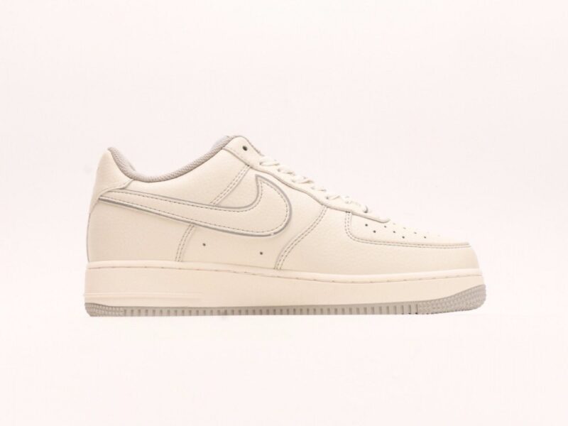 【AT2786】Stussy x Nike Nike Air Force 1 Low ステューシー x ナイキのNike Air Force 1 Lowは、柔らかく、弾力に富んだクッショニングと優れたミッドソールデザインを備えた、カジュアルでスポーティーなローカットスニーカーです。レトロとモダンが融合した外観は、30年以上にわたって世界中で人気を博しています。