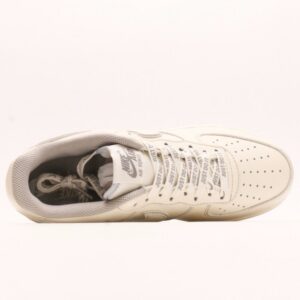 【AT2786】Stussy x Nike Nike Air Force 1 Low ステューシー x ナイキのNike Air Force 1 Lowは、柔らかく、弾力に富んだクッショニングと優れたミッドソールデザインを備えた、カジュアルでスポーティーなローカットスニーカーです。レトロとモダンが融合した外観は、30年以上にわたって世界中で人気を博しています。