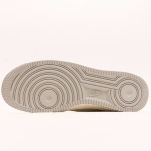 【AT2786】Stussy x Nike Nike Air Force 1 Low ステューシー x ナイキのNike Air Force 1 Lowは、柔らかく、弾力に富んだクッショニングと優れたミッドソールデザインを備えた、カジュアルでスポーティーなローカットスニーカーです。レトロとモダンが融合した外観は、30年以上にわたって世界中で人気を博しています。