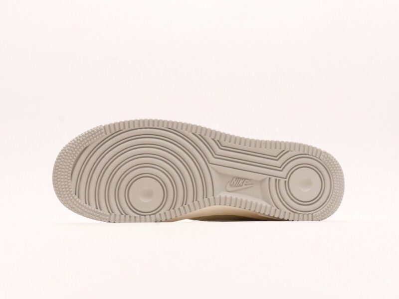 【AT2786】Stussy x Nike Nike Air Force 1 Low ステューシー x ナイキのNike Air Force 1 Lowは、柔らかく、弾力に富んだクッショニングと優れたミッドソールデザインを備えた、カジュアルでスポーティーなローカットスニーカーです。レトロとモダンが融合した外観は、30年以上にわたって世界中で人気を博しています。
