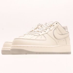 【AT2786】Stussy x Nike Nike Air Force 1 Low ステューシー x ナイキのNike Air Force 1 Lowは、柔らかく、弾力に富んだクッショニングと優れたミッドソールデザインを備えた、カジュアルでスポーティーなローカットスニーカーです。レトロとモダンが融合した外観は、30年以上にわたって世界中で人気を博しています。