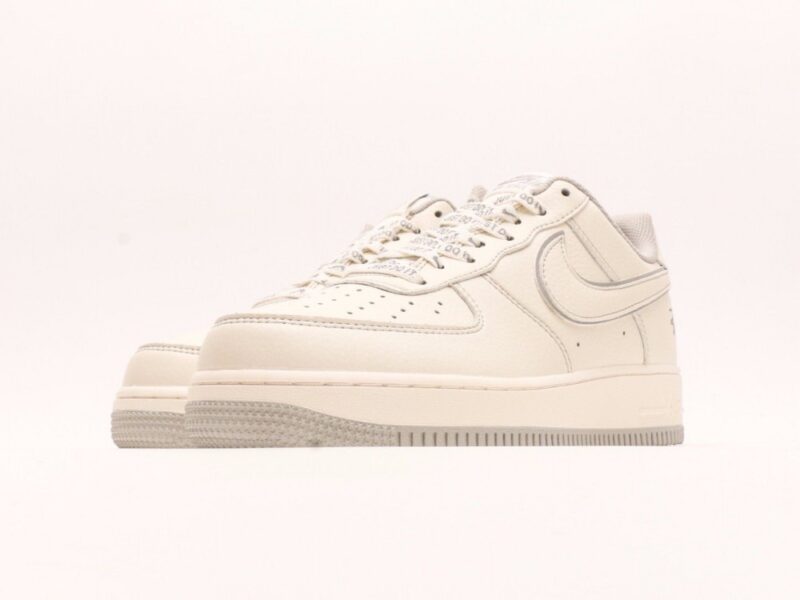 【AT2786】Stussy x Nike Nike Air Force 1 Low ステューシー x ナイキのNike Air Force 1 Lowは、柔らかく、弾力に富んだクッショニングと優れたミッドソールデザインを備えた、カジュアルでスポーティーなローカットスニーカーです。レトロとモダンが融合した外観は、30年以上にわたって世界中で人気を博しています。
